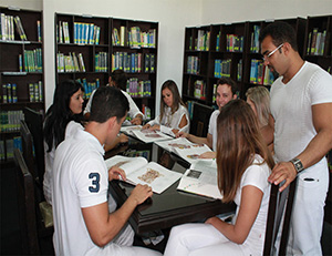 Biblioteca da UNE